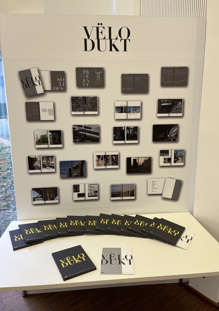L'exposition Vëlodukt : les planches du livre accrochées au mur et les ouvrages présentés sur une table
